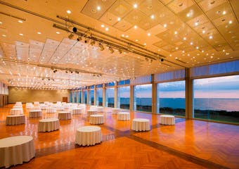湘南の海を眺めるバンケットホール七里ヶ浜で大人からこどもまでみなさまでホテルブッフェをお楽しみくださいませ。