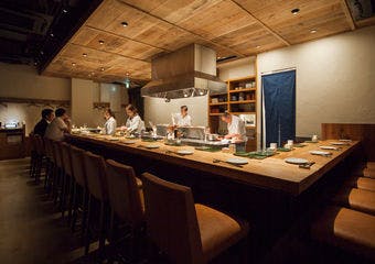 宮崎県が誇る地鶏「みやざき地頭鶏」の希少部位を焼鳥で提供する“焼鳥のコースとワイン”のお店「恵比寿　希鳥」。