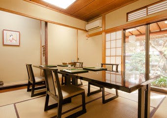 都会とは思えない閑静で風雅さを持つ日本庭園を望みながら、日本料理本来の美しさと醍醐味を心行くまでご堪能頂けます。