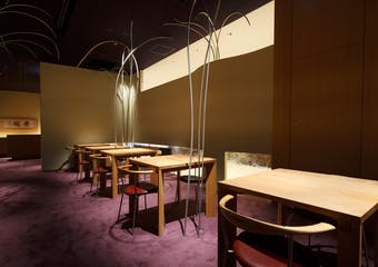 「高麗橋 吉兆」本店の真髄をそのままに、職人の技と四季の味、器で愉しむ日本料理の最高峰の懐石料理とおもてなしをご堪能下さい。