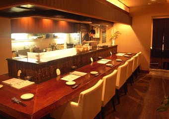 旬の地魚、地野菜を使ったお料理と常時20種類以上取り揃えた日本酒をリーズナブルにご堪能頂ける「心屋」。
