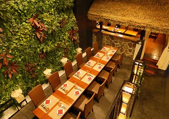 バリ島リゾートがコンセプトの非日常的な空間で、専属シェフ自慢の世界各国の美食をお楽しみいただけます。
