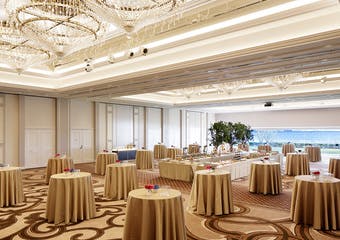 ホテル ラ・スイート神戸ハーバーランド別邸、美しい神戸港に270度囲まれたコンベンションホールとして誕生しました。