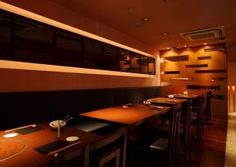 火鍋×ワインをメインとした、大人の隠れ家ともいうべき本格中華料理店。ご接待に便利な個室も3部屋ご用意しております。