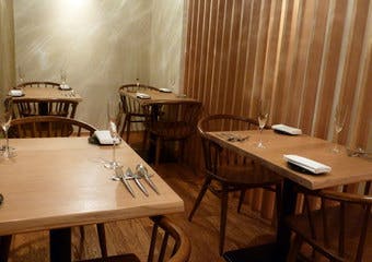 都内の名だたるレストランで中核を担ってきた三田シェフが自由が丘の地で提案する本格派フレンチをカジュアルな空間でお楽しみいただけます。