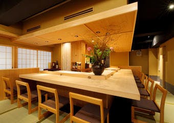 京都の銘木を使用したカウンターとプライベート個室。寿司シャリとお出汁に拘ったお料理を日本各地の地酒と共にどうぞご堪能下さい。