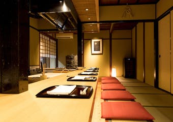 自然の持つ風味と季節感を大切にする日本料理の基本に忠実に、素材の良さを調和させるお料理の数々をお愉しみください。