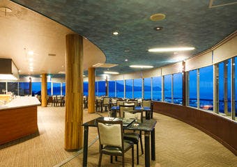 東海唯一の回転展望レストラン。360度広がる伊勢志摩の美しい自然を感じながら、新懐石料理とともに優雅なひとときをお愉しみいただけます。