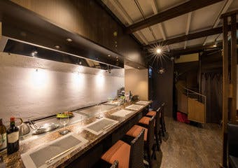 堅苦しくない雰囲気で愉しめる鉄板料理レストラン「鉄板焼 ステーキ　SUN SHO」。くつろげる空間でお1人様でもお気軽にご利用いただけます。