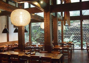 築450年の古民家を移築した建物は、裏山の自然と一体となり、ゆっくりと時を過ごしていただけるダイニングレストランです。
