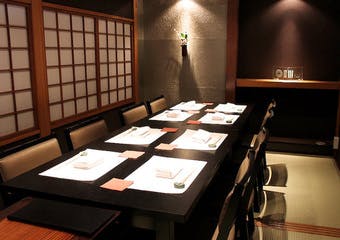 毎朝築地より仕入れる鮮魚、京都から取り寄せる京野菜など吟味した食材を使い、「日本橋 OIKAWA」のオリジナル京懐石料理をお愉しみ頂けます。