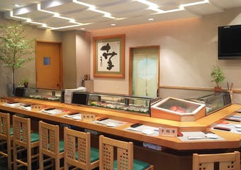 寿司だけでなく、刺身の盛り合わせの他、旬の焼物、焼きハマグリ等、毎日板前が築地で自ら仕入れる厳選素材を使った肴・小料理をご用意しております。