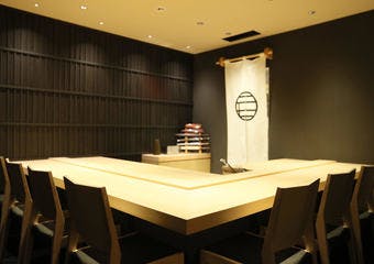昔から伝わる江戸前鮨の伝統や技術を継承しつつ、新しい調理法を取り入れ次世代へ続く江戸前鮨をご提供しております。