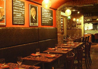私たちの考えるビストロは、食べて、飲んで、会話を楽しむ、「日常使い」出来るフランス酒場。バラエティー豊かな肉料理とワインをお楽しみください。