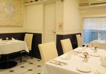 京都らしい路地奥にある12席の小さなフランス料理店でございます。どうぞ、おいしく楽しいひと時をお過ごしくださいませ。