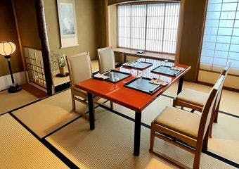 昭和13年の創業から、長年にわたって蓄積してきました器に京料理を盛り付け、季節の息吹を表現すべくこころがけております。