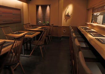 日本酒常時20種類以上。しなやかな十割蕎麦と、季節毎の日本料理を。ゆったりしたテーブルと臨場感のあるカウンターで様々なシーンに対応できます。