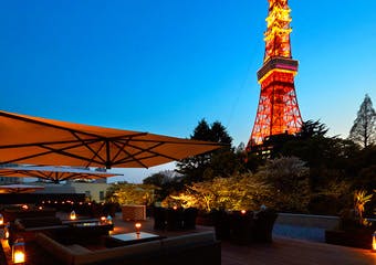 東京タワーを目前に見上げるテラスで、昼は開放的なカフェ、夜は東京タワーの煌きのもと、お食事、お飲み物をお楽しみいただけます。