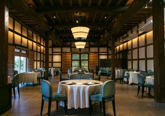 日本酒造りの蔵をモダンに改装した「酒蔵レストラン」。発酵をテーマに地域の旬食材を使った健康的で優しい味わいのフレンチをお愉しみいただけます。