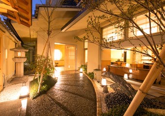 京都で80年余り…移ろう四季を感じる本格京懐石をご提供。すべてのお客様に個室を確約しております。大切な方々との至福のひと時を心ゆくまで。