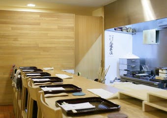 お酒と酒の肴を安すらぎながら食する空間へ。大人のくつろぎ感溢れる空間で、店主厳選の日本酒と丹精こめて造り上げられた日本料理をご堪能ください。