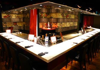 二階建てでラグジュアリーな、A5ランク神戸牛鉄板焼レストラン。神戸牛　和ノ宮では最高級の神戸牛の「甘さ」「香り」を楽しんでいただけます。