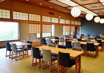 芦ノ湖と富士の雄大な景観を望む高台に静かにたたずむ龍宮殿本館で、温泉のくつろぎとお料理を、ごゆっくりとお楽しみください。