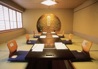 引き上げ湯葉と豆腐が紡ぐ、粋な創作懐石料理にあたたまる