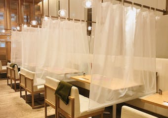 手間ひま掛けて丁寧に作られたヘルシーな京おばんさいを手軽に楽しめる和食店。和モダンな空間に個室やテーブル席等多数のお席をご用意しております。
