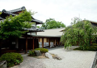 蘇山荘は汎太平洋博覧会（昭和12年）の迎賓館を移築した歴史的建造物で昼はカフェ、夜はダイニングバーとしてお愉しみ頂けます。
