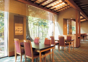 昭和3年の創業以来受け継がれる伝統と技が生み出す、四季の風趣を凝らした京料理。真心を込めたおもてなしで、大切なひとときを。