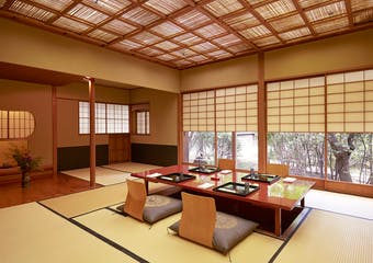巨匠 村野藤吾が晩年にたどりついた数奇屋の美しさに酔いしれる茶寮「恵庵」。趣を異にした個室でご用途にあわせてお選びいただけます。
