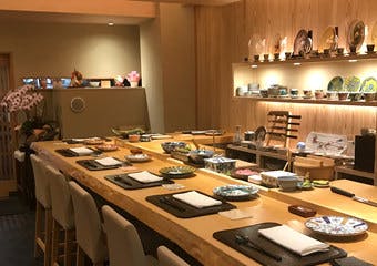 東京・神保町にある、「料理と器が楽しめる鮨屋」がコンセプトの当店。色鮮やかな九谷焼の器が彩る、江戸前鮨と創作日本料理をお楽しみください。