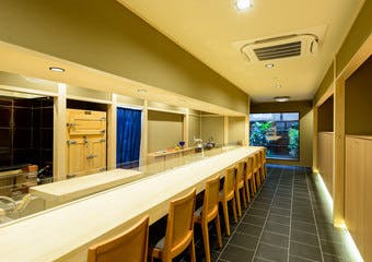 八坂神社近くの町家の割烹です。カウンター席のみの落ち着いた店内で、楽しい京都の思い出に、飾らない御料理をお楽しみください。