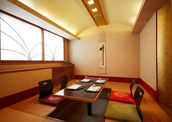 歴史に彩られた京都伏見・墨染界隈。旬の食材を活かした京懐石の逸品をぜひお楽しみください。