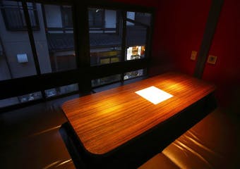 大正時代の家屋が温もりとやすらぎをかもし出す落ち着きのある空間で京都でも珍しい自家製燻製料理楽しめるお店です。