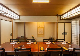 築100年以上の老舗天ぷら店でもあり風情ある店内で、旬の食材を使用した揚げたての天麩羅をはじめ、季節のお食事をご堪能下さい。