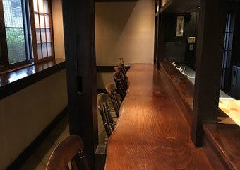 上賀茂の閑静な住宅街に昭和11年に移築された古民家レストランで、鷹峯のお野菜と明石産の魚をメインとした料理の数々をご堪能ください。