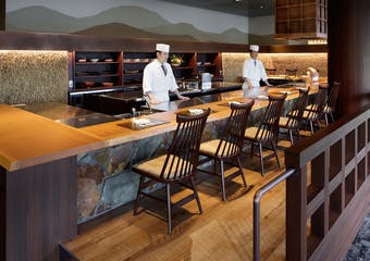 和モダンな店内で、旬の魚介や滋賀県産の野菜の揚げたて天婦羅を割烹カウンターでお愉しみください。