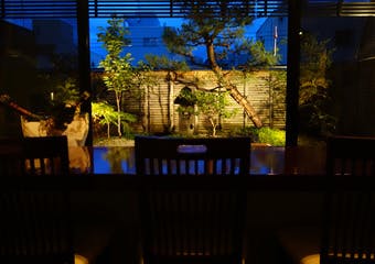 烏丸駅すぐの「ワインバー ミュゼ」。カウンター席から京の雰囲気漂うお庭を臨むことのできる落ち着いた雰囲気のワインバーです。
