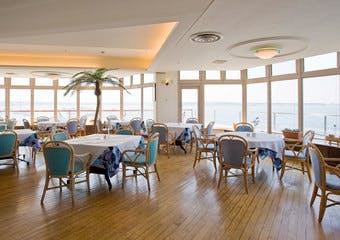 周囲を海に囲まれた1965年創業のマリンリゾート。佐島マリーナホテル内の大人のレストランでゆったりと素敵なひとときをお過ごしください。
