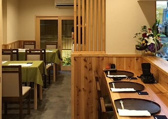 四季折々の厳選した素材をつかった、訪れる人を唸らす本格日本料理をご提供。