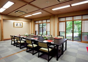 京都嵐山に佇む四季折々の風情豊かな庭園で、季節感あふれる御料理とともに、京の風情と贅沢なひとときをご堪能くださいませ。