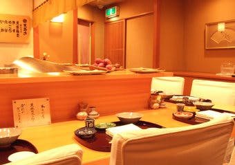 旬を味わえる天ぷら専門店。こじんまり居心地の良い店舗にて、最高級の味とおもてなしをご用意しております。