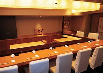 大阪北新地の寿司店「寿し久保」です。江戸前の寿司を提供しています。