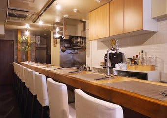 大森駅近くにある「プティレストラン トミ」。ライブ感あふれるオープンキッチンで、匠の技が光るフランス料理をお楽しみいただけます。