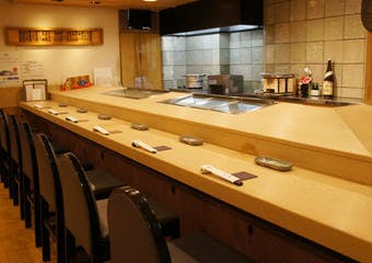 日本近海の生の本鮪を味わっていただけます。天然物にこだわり、冷凍・養殖物使用せず、素材を活かした江戸前寿司をお愉しみください。