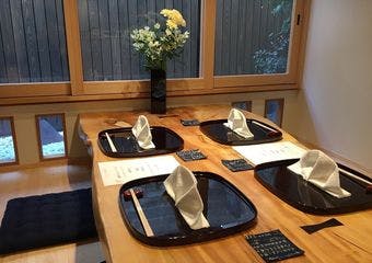 京都・上賀茂神社の近く、小さな和食のお店で季節の美味しいお料理とワインや日本酒をお楽しみいただけます。