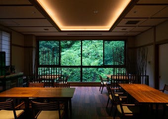 日本三大薬湯源泉かけ流しの温泉と新潟ならではの食材を使ったフランス料理、日本酒やワインが楽しめる施設です。