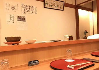 白檀香る祇園小道の奥にある京料理店。伝統的な京料理や大将自慢の自家製料理を楽しんでいただき、ゆったりとしたお食事の時間をご提供致します。